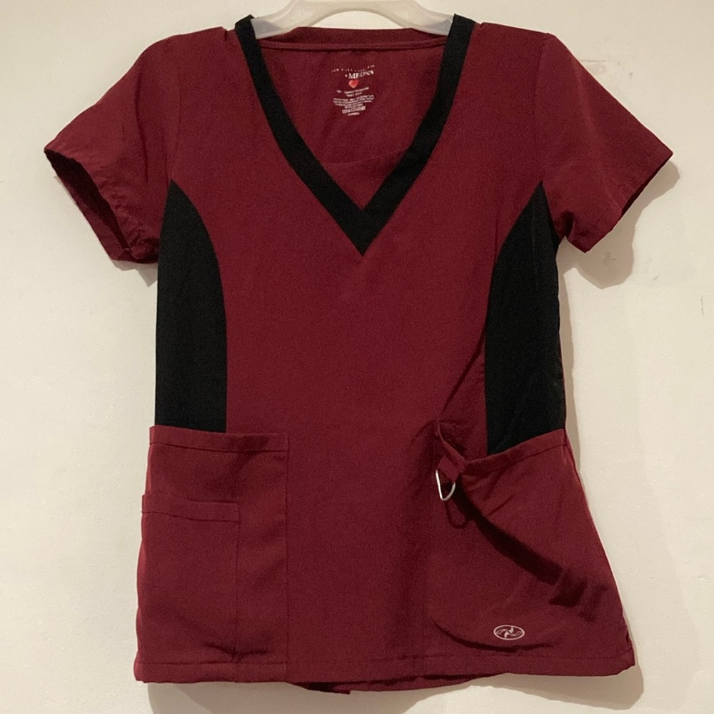 Burgundy Scrub Top with black side panels . Front pockets with lancer cl…